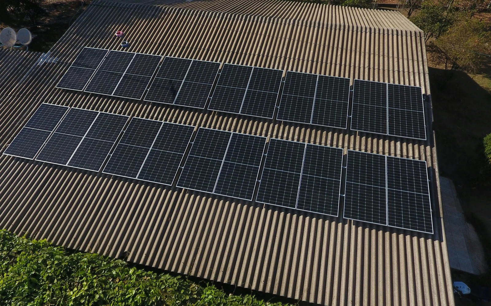 Vue aérienne de panneaux photovoltaïques répartis sur une grande toiture