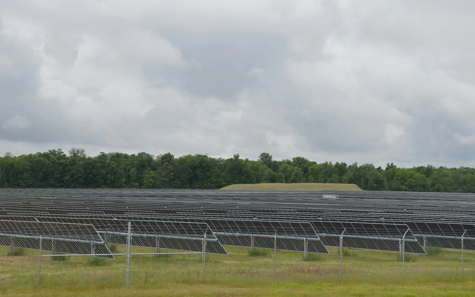 Centrale photovoltaïque sous un ciel couvert avant une averse