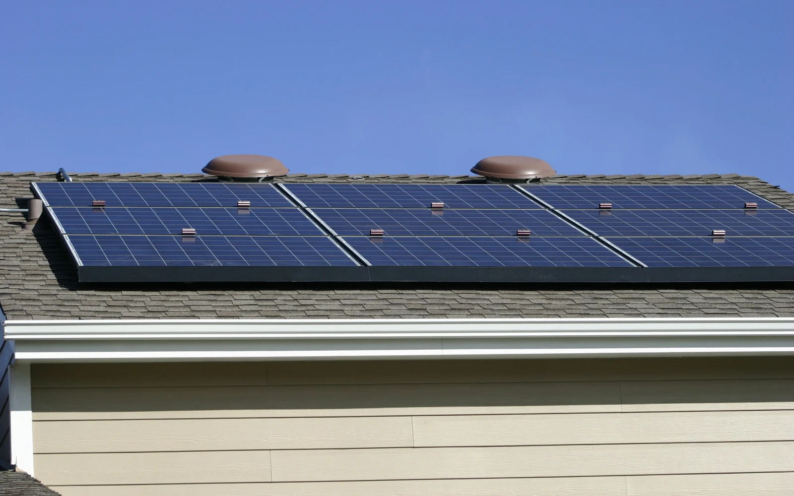 Modules photovoltaïques alignés sur la toiture d'une maison