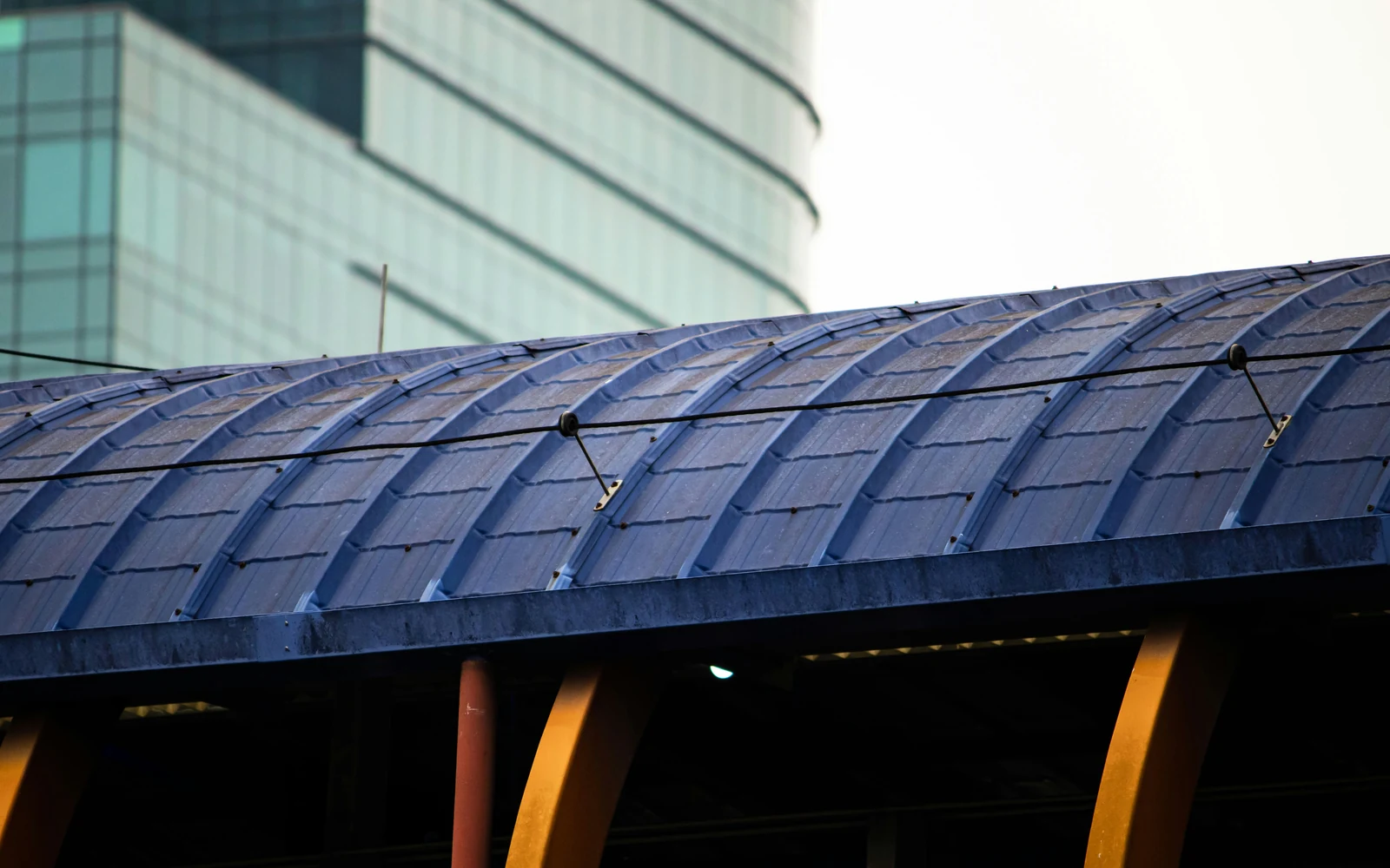Modules solaires posés sur une toiture courbe en bois