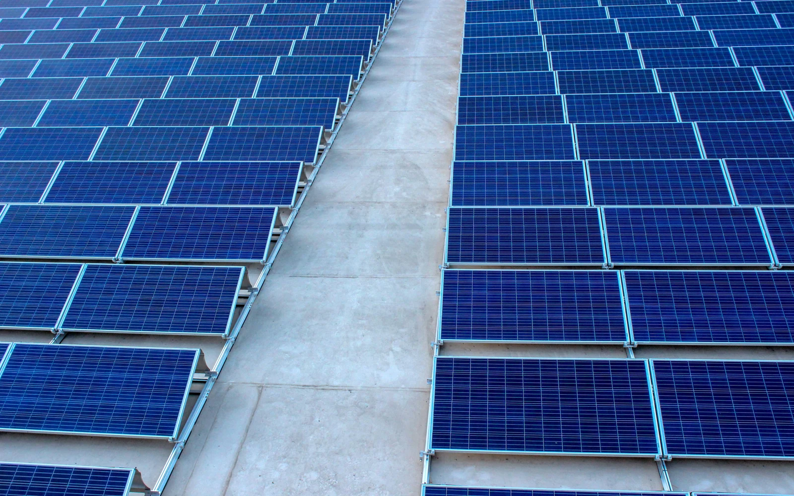 Panneaux photovoltaïques installés sur un grand bâtiment urbain