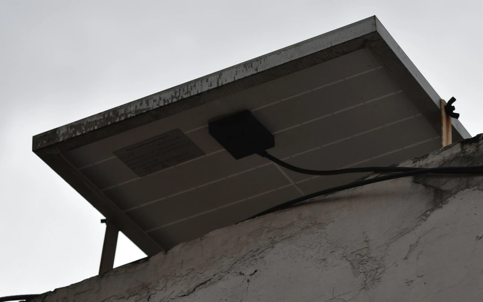 Solution solaire pour petite toiture Panneau solaire monté sur une petite toiture sous un ciel nuageux